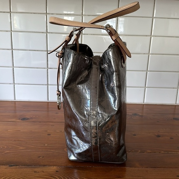 MICHAEL MICHAEL KORS Jet Set Signature Mirrored Metallic Pewter Tote Bag - Picture 5 of 16